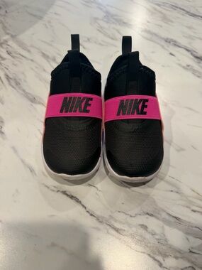 Nike Kids Black Sneakers with Pink Logo Strap